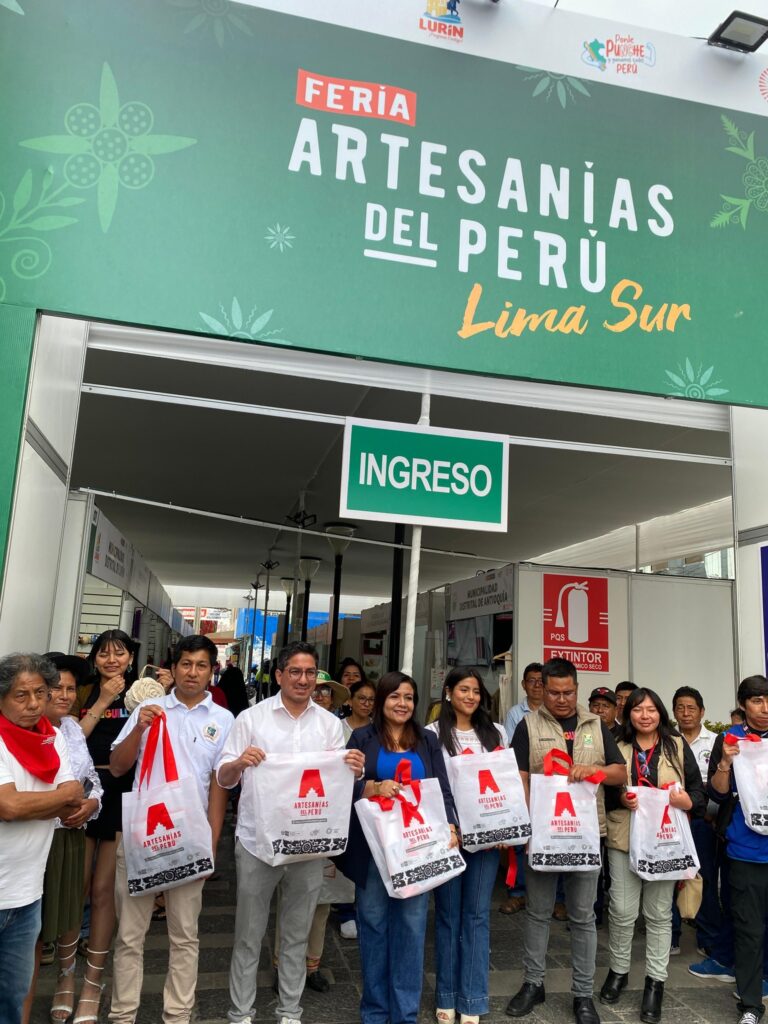 Artesanos peruanos brillan en ferias navideñas en Lima y Colombia: Ventas superaron los S/600 mil