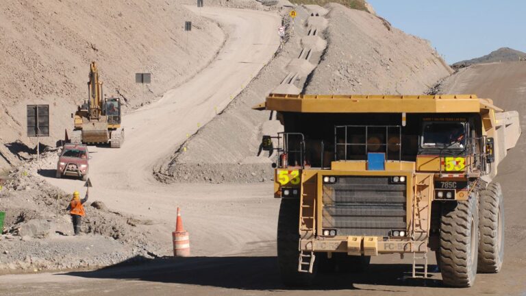 IIMP: Nueve de los 29 mayores proyectos de cobre paralizados en el mundo están en Perú, advierte el IPE.